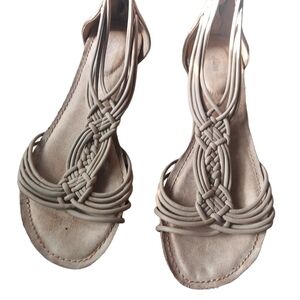 11 Bass toupe sandals